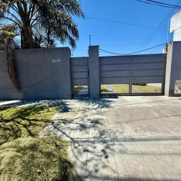 Venta de casa quilmes oeste con quincho, pileta y parrilla