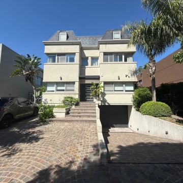 VENTA DE CASA 4 AMBIENTES CON PILETA EN BARRIO DORREGO QUILMES