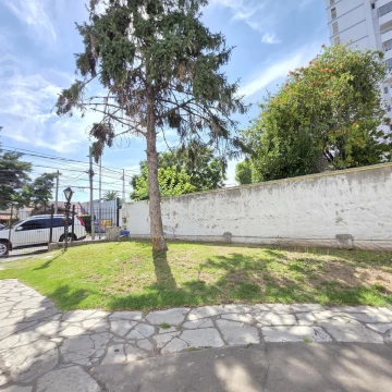Casa en Venta en Villa Ballester - Lote Propio - Tres Ambientes con acceso a varios autos.