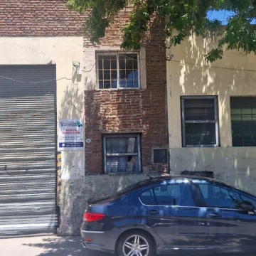 Galpón alto con dock de carga en Villa Soldati