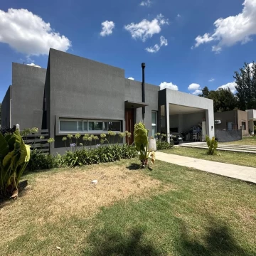 VENDE/PERMUTA casa ubicada en Camping Club Belgrano
