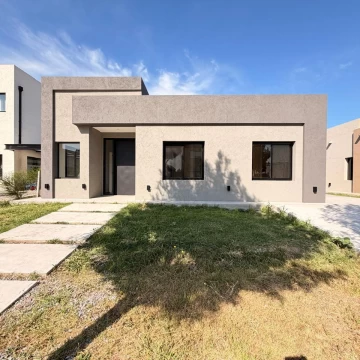 Casa a la venta en una planta sobre lote central en Santo Tomas