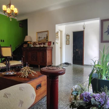 Venta Casa 5 ambientes en Haedo sur. Lote propio. 