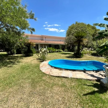 Casa DOS DORMITORIOS CON PARQUE TERRENO 1500 M2 ALBERDI 1400 FUNES