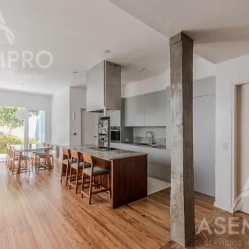 Venta Casa Reciclada- 5 ambientes- Jardín, terraza y pileta!