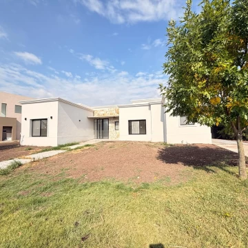 Casa en venta sobre laguna en San Sebastián