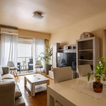 Venta Departamento de  3 ambientes con balcón – Muy luminoso –  Caballito