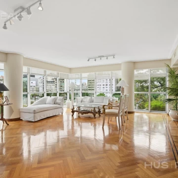 Venta departamento 4 ambientes con dependencia y dos cocheras en Retiro. Seg 24 hs. Categoría.