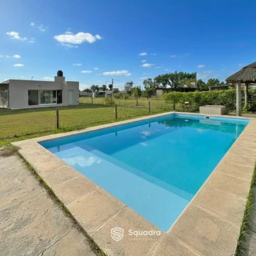 VENTA -  Casa 2 dormitorios, con piscina, jardin, y parrillero - Roldán.