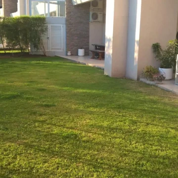 Departamento en venta y/o alquiler anual.  Yoo Nordelta- 3 dormitorios .PB .Jardín
