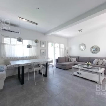 Casa en venta - 3 dormitorios - Cochera - Pileta - La Plata