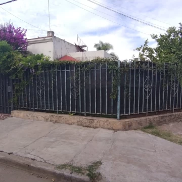 Oportunidad en Bº Alberdi: Casa en esquina con gran lote