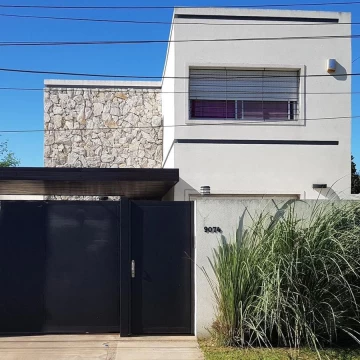 VENTA - Casa de 4 dormitorios, quincho, jardín y piscina - Fisherton, Rosario.