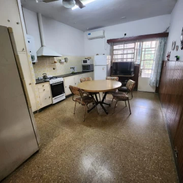 VENTA - Casa 3 dormitorios, con cochera y patio - España y Hospitales, Rosario. APTO CRÉDITO.