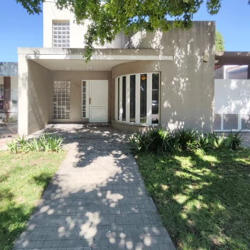 VENTA- Casa de 3 dormitorios con cochera, jardín y pileta. Granadero Baigorria.