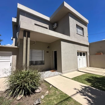 VENDE/PERMUTA hermosa propiedad ubicada en Barrio Saavedra