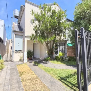 Venta  de casa de cuatro ambientes con cochera y  un departamento de 2 ambientes en Villa Ballester.