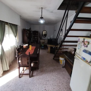 Venta Casa con Gran Patio y Cochera en Quilmes