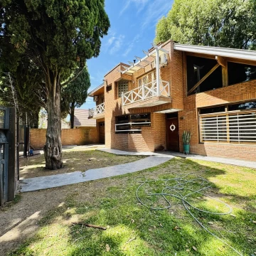 Venta de casa 4 ambientes con piscina en Ranelagh Apto crédito