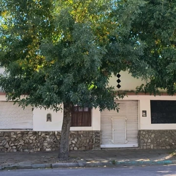 Venta terreno con casa y locales en Chivilcoy