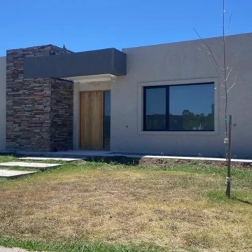 Casa en Venta 3 dormitorios + Escritorio Santa Lucia Pilar del Este