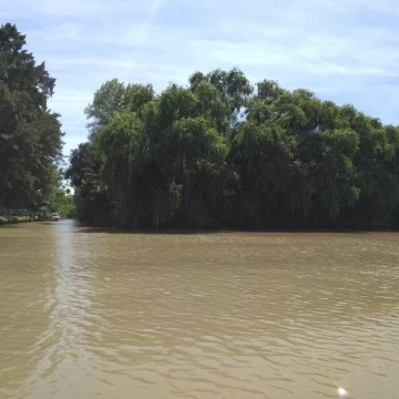 Casa Venta en Rio / Arroyo Canal del Este 384 m. de frente.