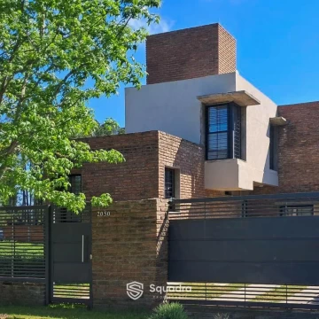VENTA | PERMUTA - Casa de 3 dormitorios   comodín - Barrio Don Quijote, Roldán.