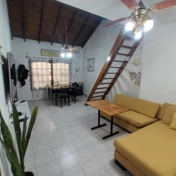 Casa en Luis Guillon- 4 ambientes- 2 baños  - Parque - Cocheras- Escritorio - Cocina - APTO CREDITO