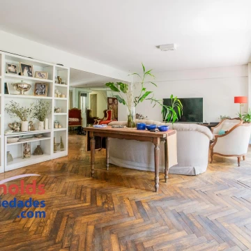 ¡Piso alto al frente, con 5 ambientes, 160 m2, seguridad y cochera!