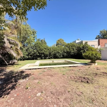 Terreno con piscina sobre lote central en CC Mapuche