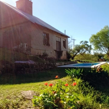 Casa en venta en Mendiolaza Centro con pileta y terreno de 900 m²