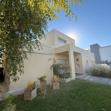 CASA EN COMAHUE GOLF CLUB