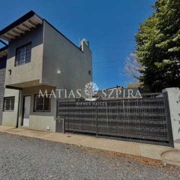 Complejo duplex 3 ambientes con jardín y cochera