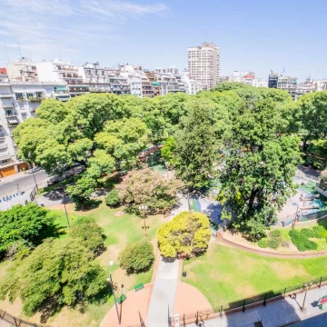 Piso 4 ambientes con balcón y vista a la plaza Vicente López