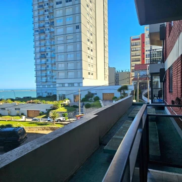 Venta Departamento 2 Ambientes con Balcón Lateral al Mar, zona Playa Chica