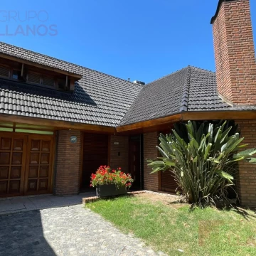 Casa de 5 ambientes en venta en el Centro de Luján con pileta