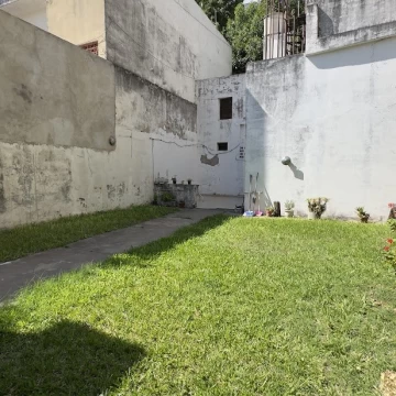 Casa en Venta en Lourdes: 182 m² cubiertos + patio parquizado + quincho