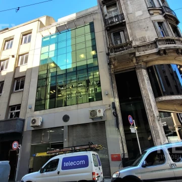Oficina Alquiler Planta Libre - Balcón - Amplio destino