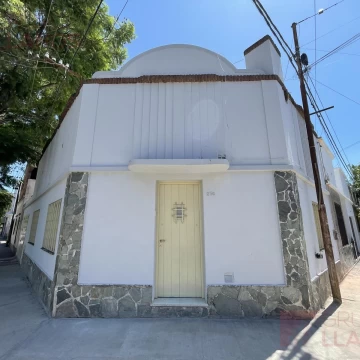 Casa en alquiler en Lujan centro para uso comercial