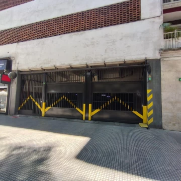Venta de Cochera Fija y Cubierta con Portón Automático 