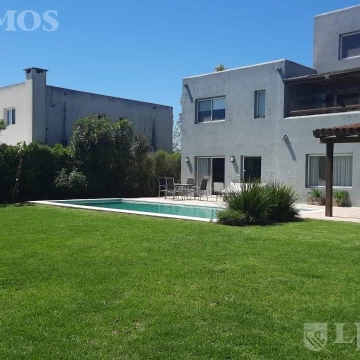 Casa en  Talar del lago II -lote interno- moderna