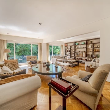 Impecable duplex en Recoleta. Living, comedor y liv. íntimo. 4 dormitorios 3 baños Balcón 2 cocheras
