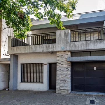 VENTA - Casa de 3 Dormitorios, patio, quincho y cochera. Echesortu, Rosario. APTA CRÉDITO.