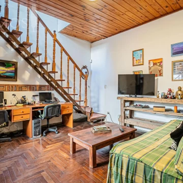VENTA CASA 4 AMBIENTES EN HAEDO JARDIN COCHERA
