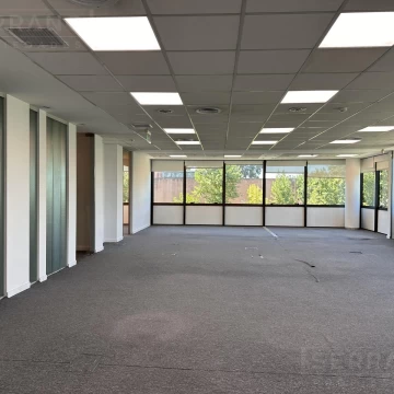 Oficina en alquiler en planta baja de 278m2 con 5 cocheras en Martínez