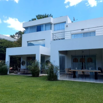 Casa en alquiler anual en Armenio,  6 dormitorios vista al golf