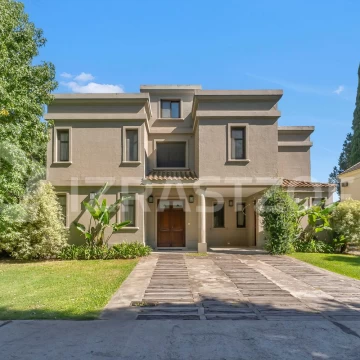 Casa a la venta en lote central en La Martinica 