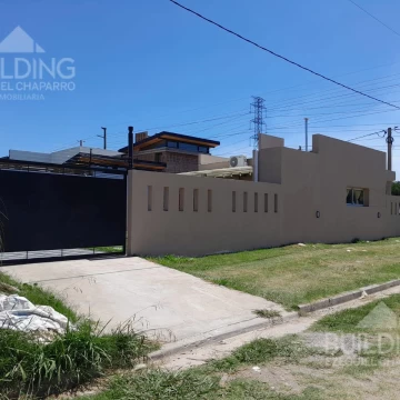 Casa en  venta-dos dormitorios-patio- parrilla-cochera-luminosa-moderna-barrio semi cerrado
