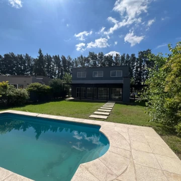 Casa en Venta 3 dormitorios   dependencia San Eduardo Pilar del Este
