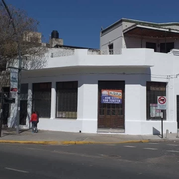 Local Comercial  Sobre Av Alberdi